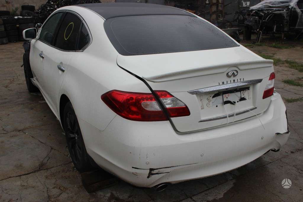 Infiniti M35 dalimis