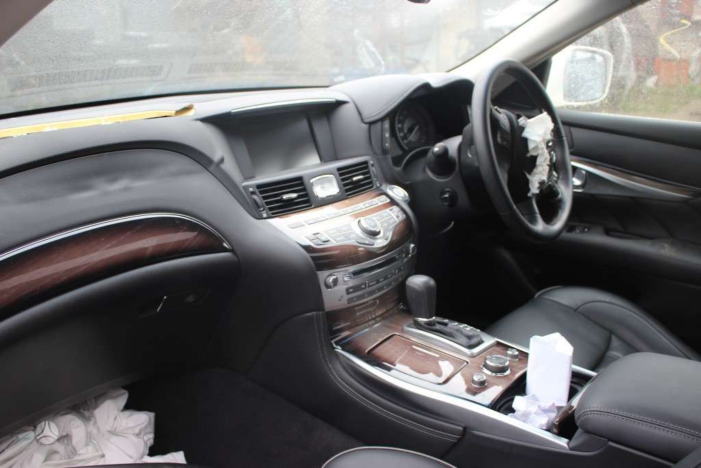 Infiniti M35 dalimis