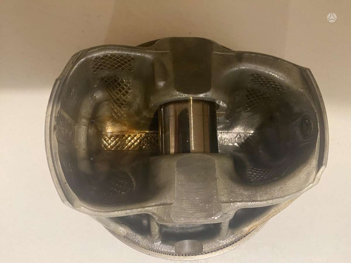 Mercedes-Benz E63 AMG, M157, pistons