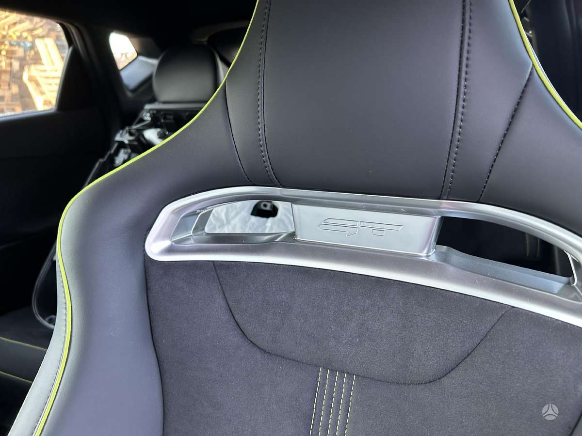 Kia EV6 Yra keliatos tokiu auto yra europinis ir anglas