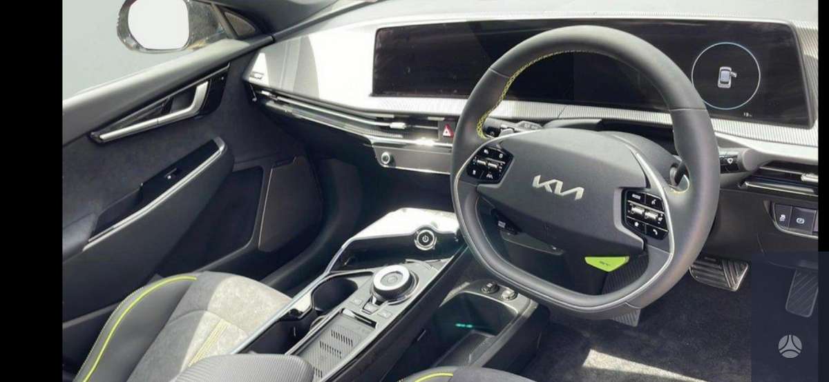 Kia EV6 Yra keliatos tokiu auto yra europinis ir anglas