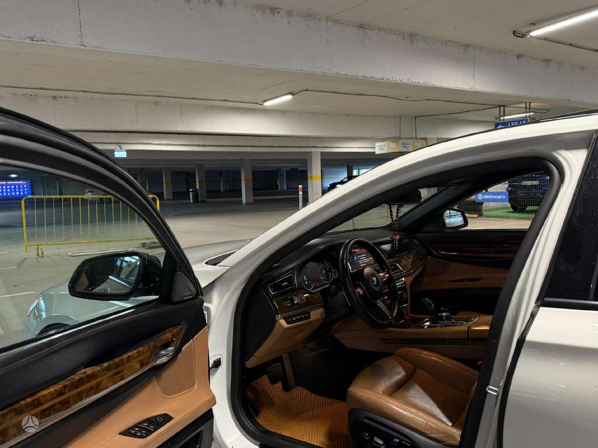 BMW 750, 5.0 l., Седан