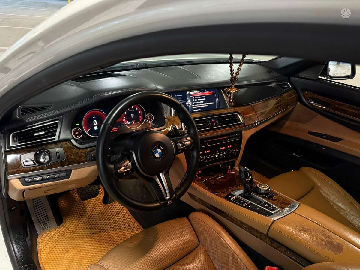 BMW 750, 5.0 l., Седан