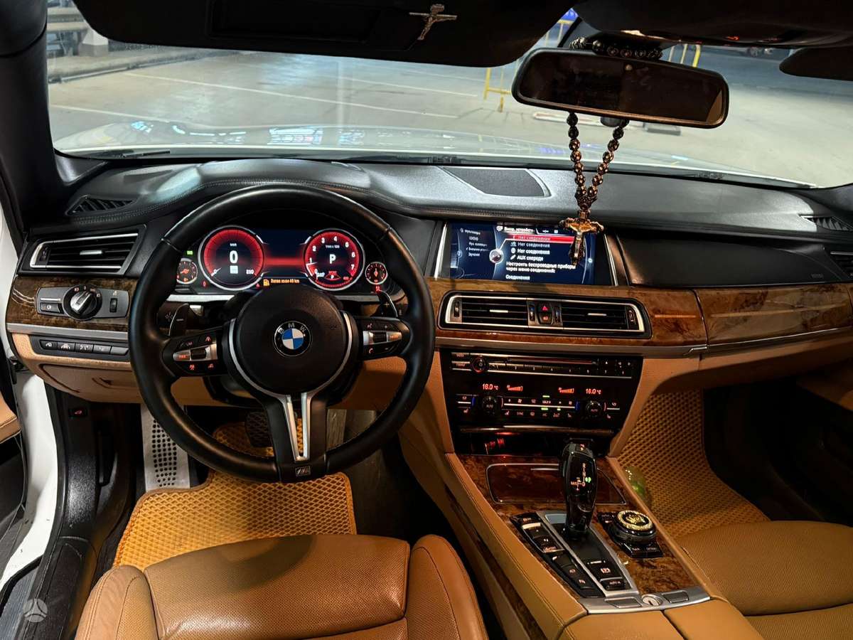 BMW 750, 5.0 l., Седан