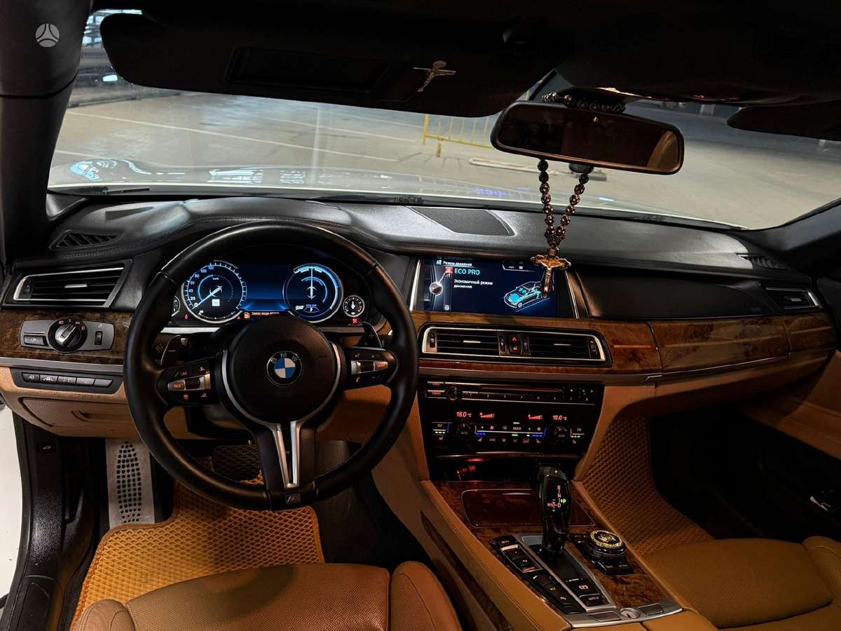 BMW 750, 5.0 l., Седан