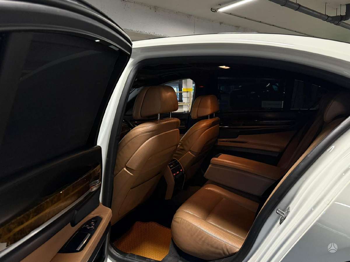 BMW 750, 5.0 l., Седан