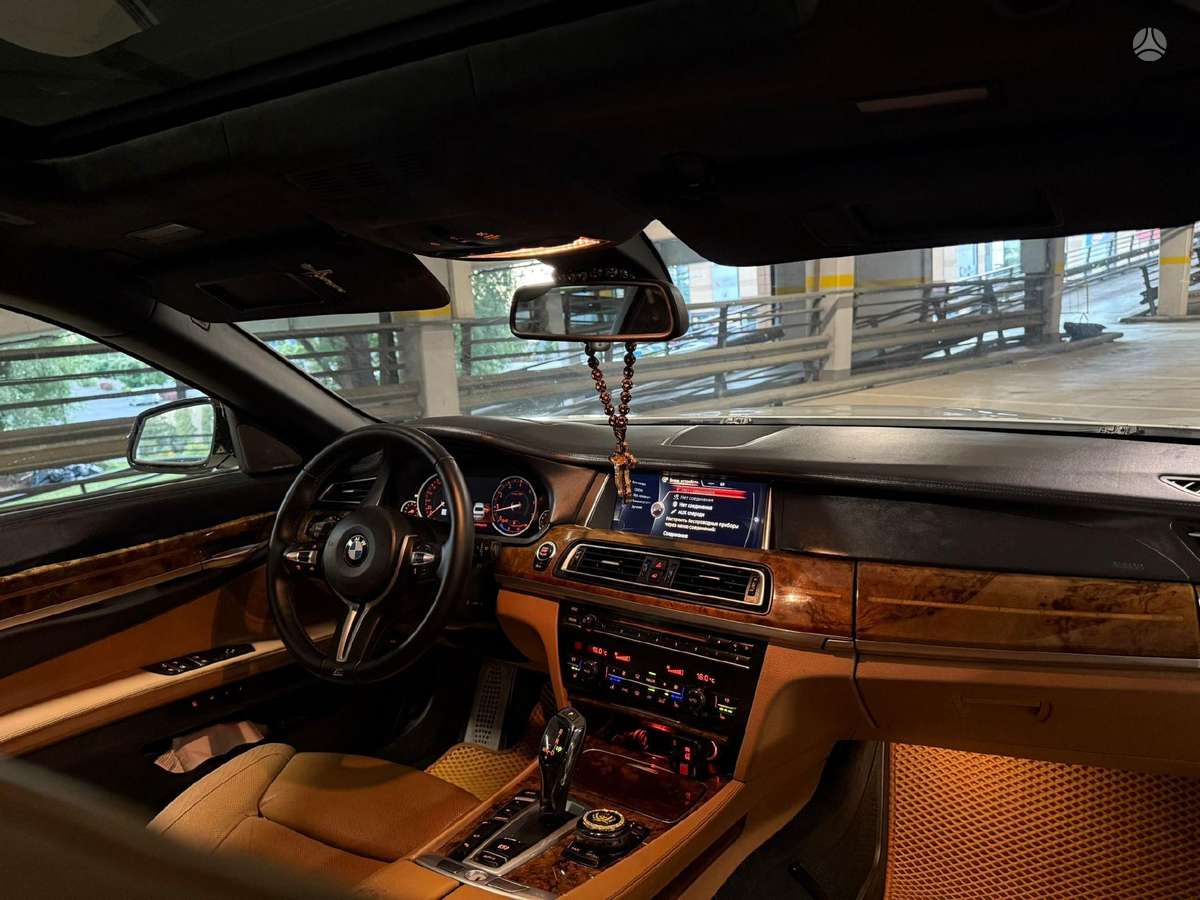 BMW 750, 5.0 l., Седан