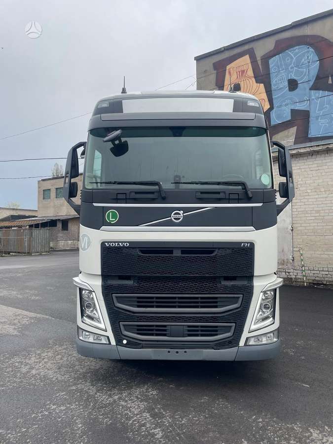 Volvo FH500 XL cab, double sleeper