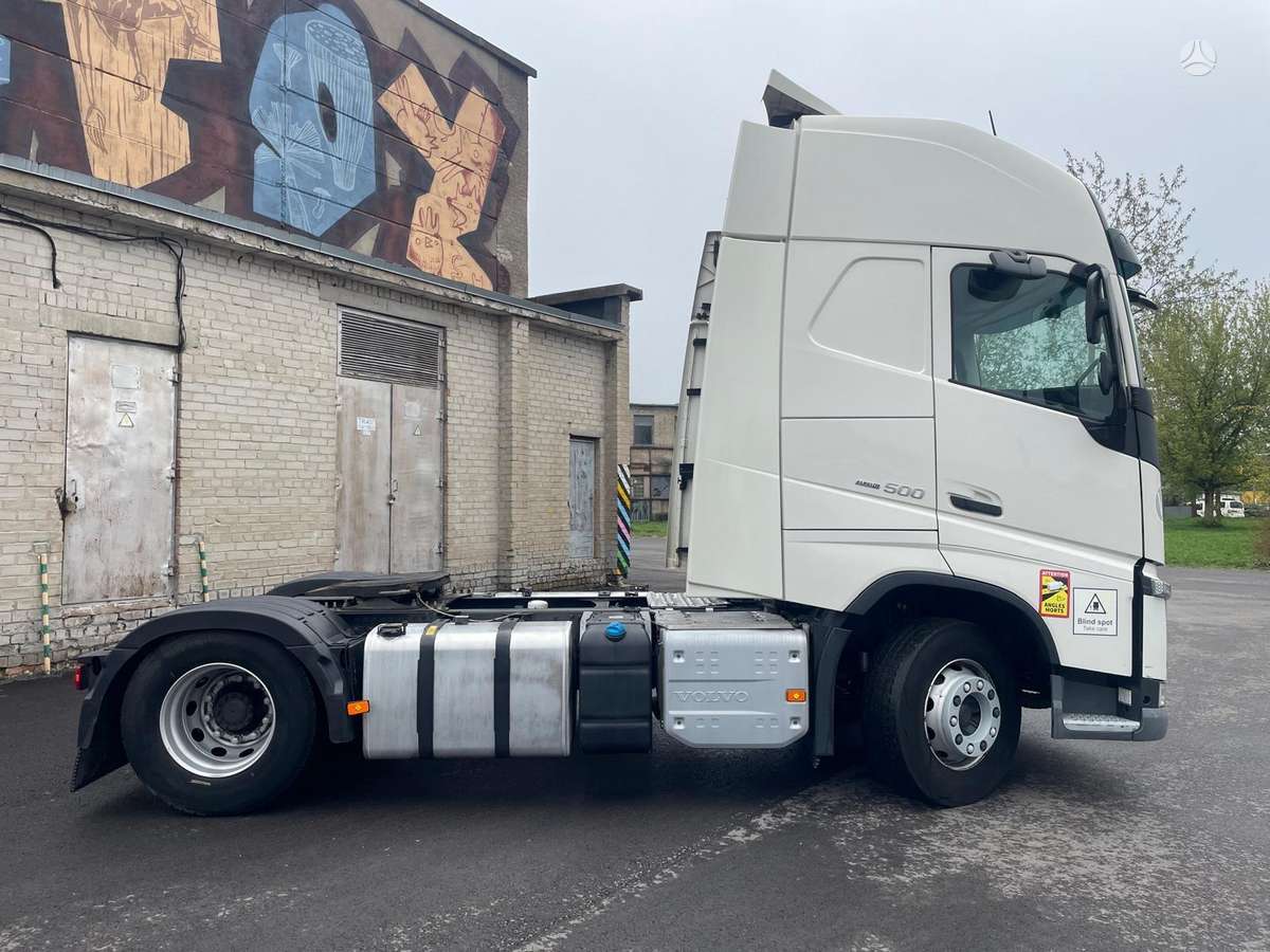 Volvo FH500 XL cab, double sleeper
