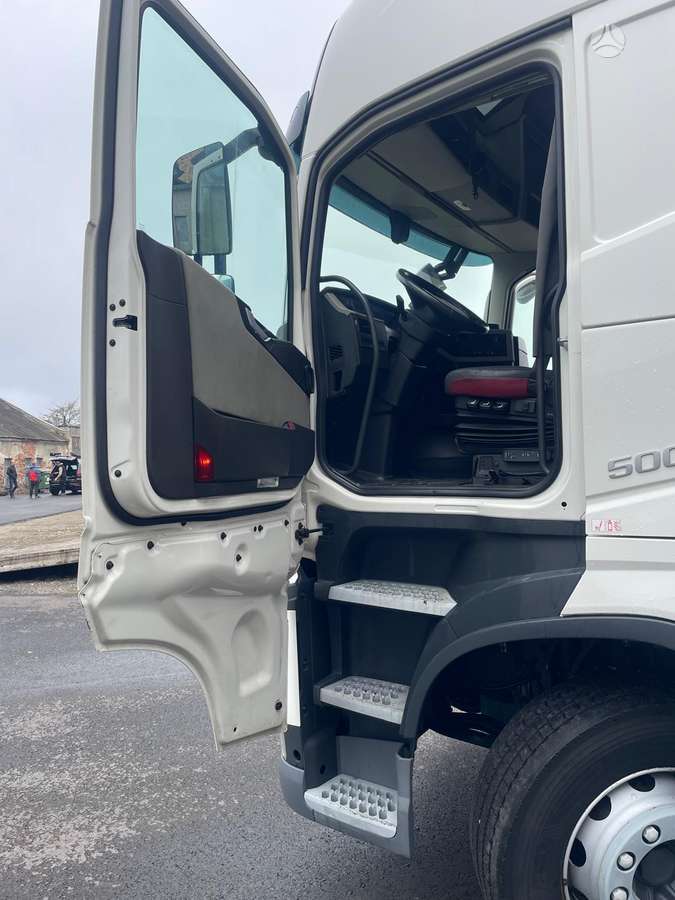 Volvo FH500 XL cab, double sleeper