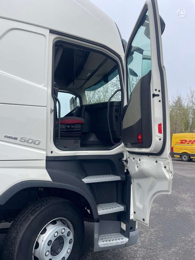 Volvo FH500 XL cab, double sleeper