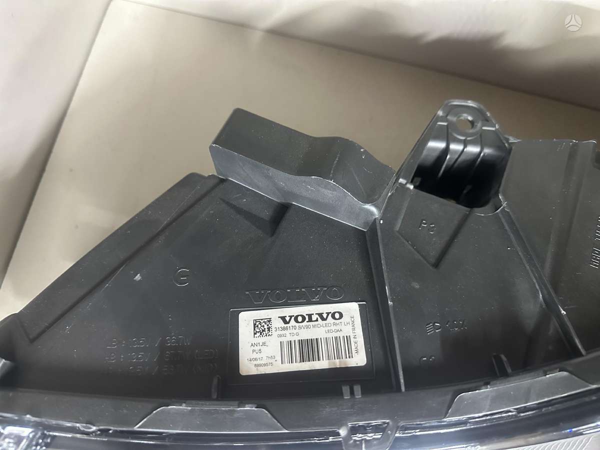 Volvo V90 lights