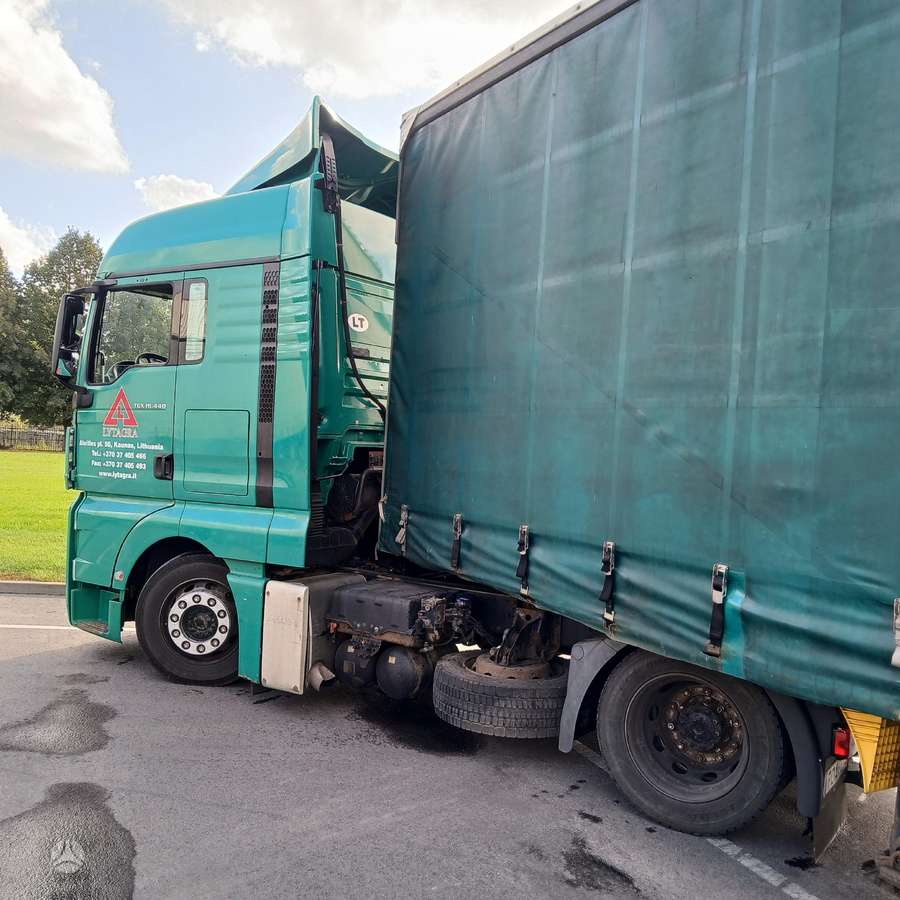 MAN TGX 18.440 MEGA su Puspriekabe, double sleeper