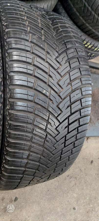 Pirelli, all-season 245/40 R19