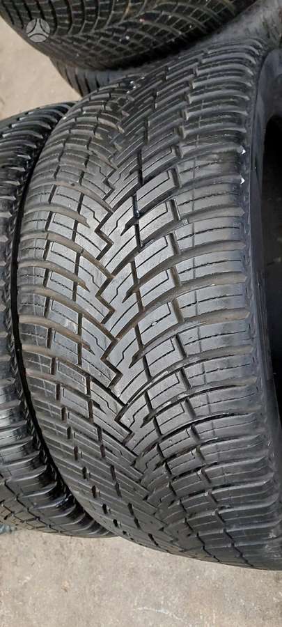 Pirelli, all-season 245/40 R19