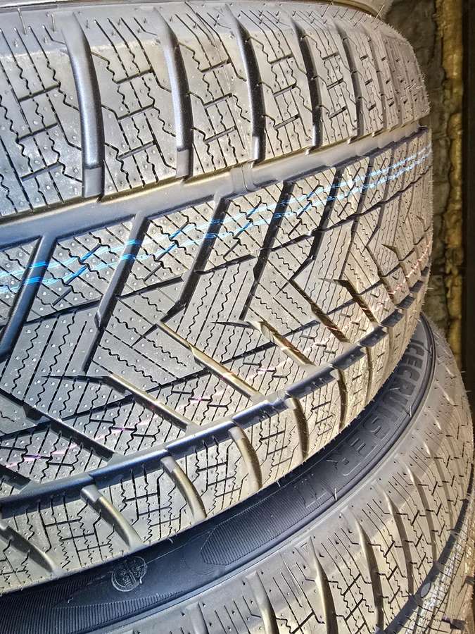 Sunny, winter 275/40 R20