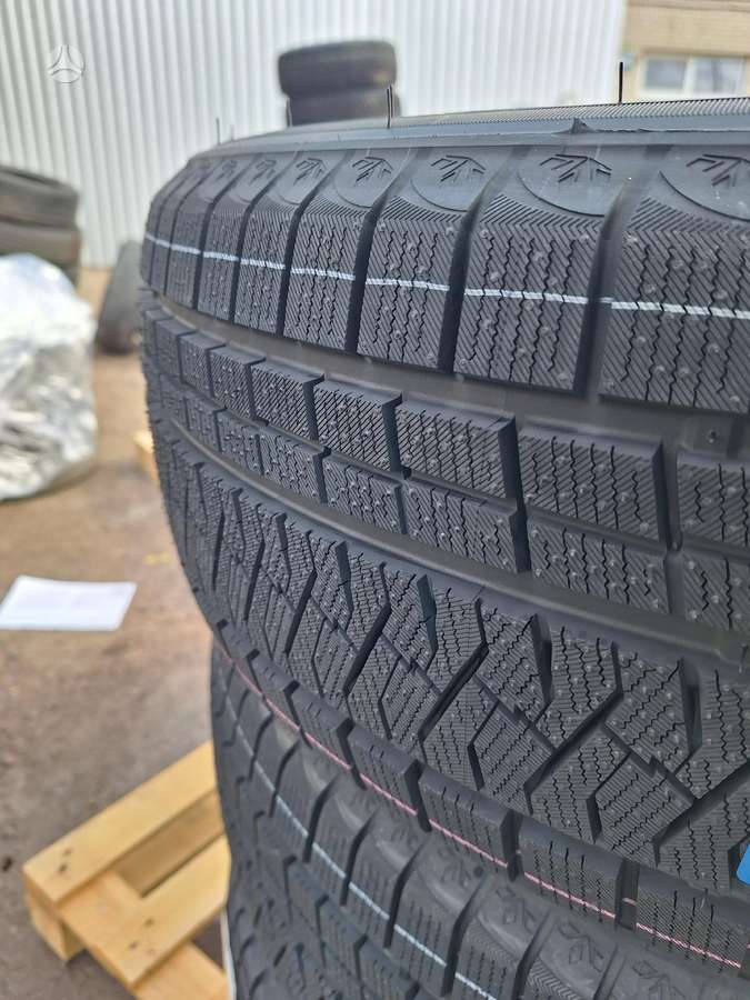 Triangle, winter 235/60 R18