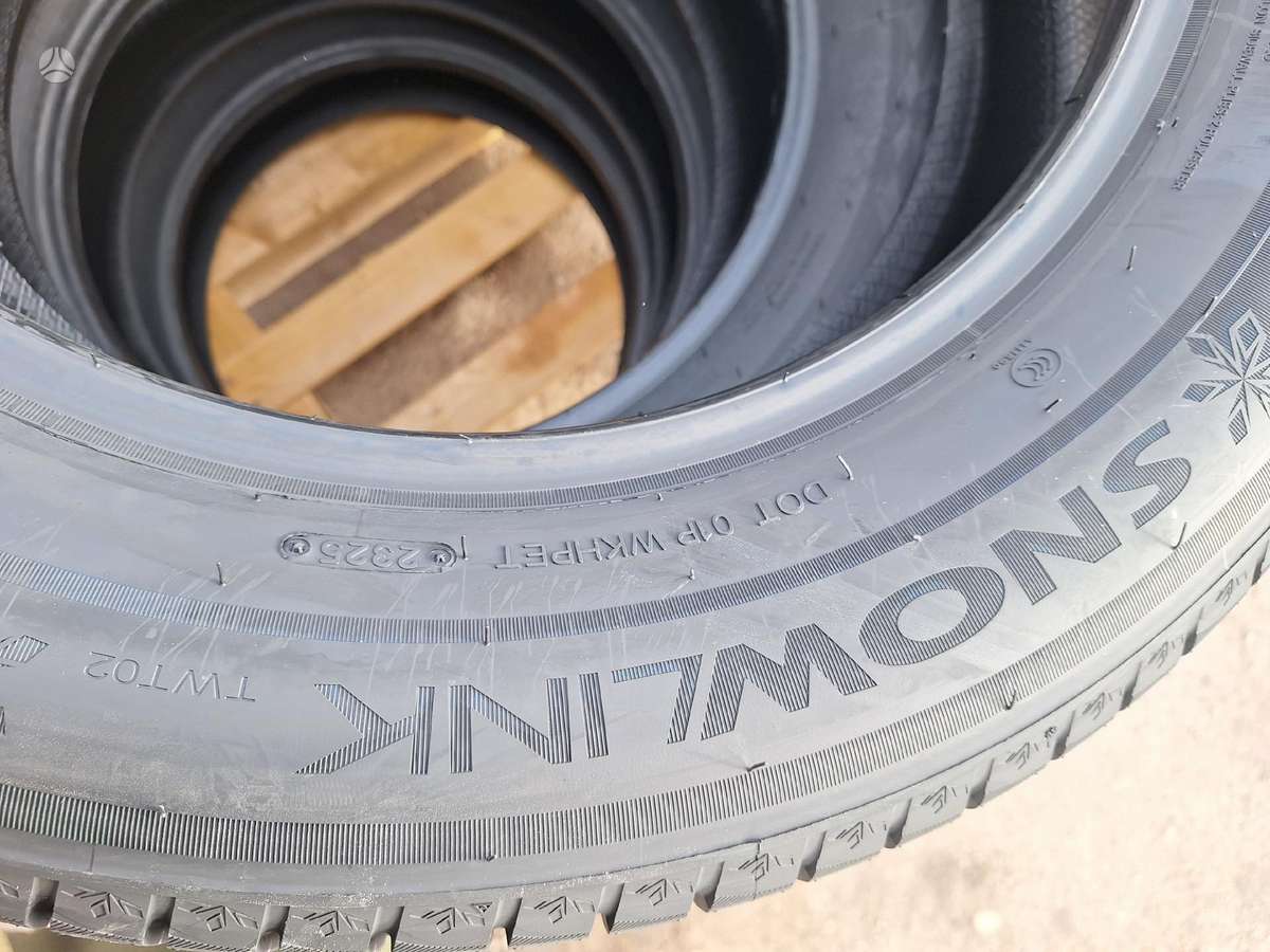 Triangle, winter 235/60 R18