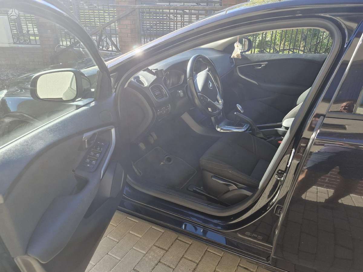Volvo V40, 1.6 l., hatchback