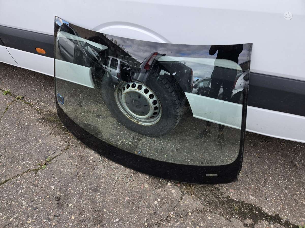 BMW X7, Priekinis stiklas