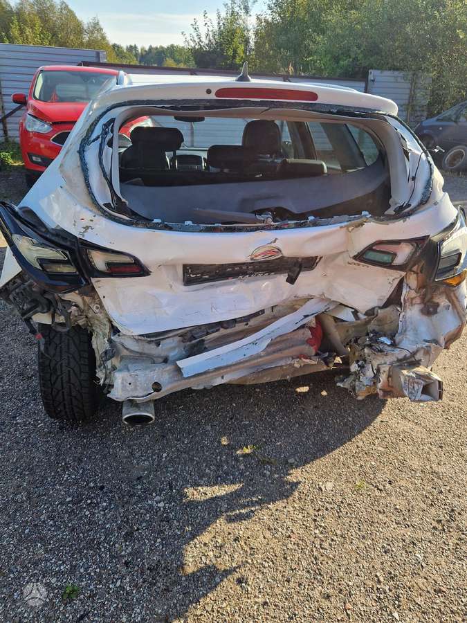 Opel Astra dalimis