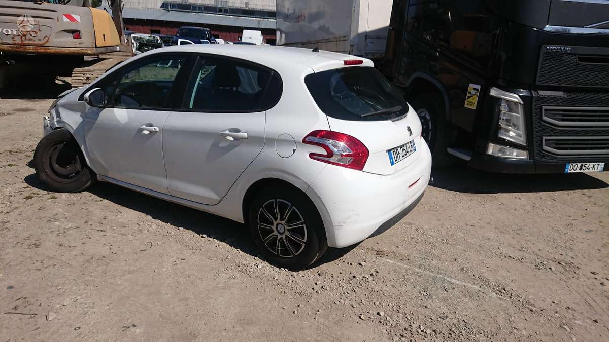 Peugeot 208 по частям