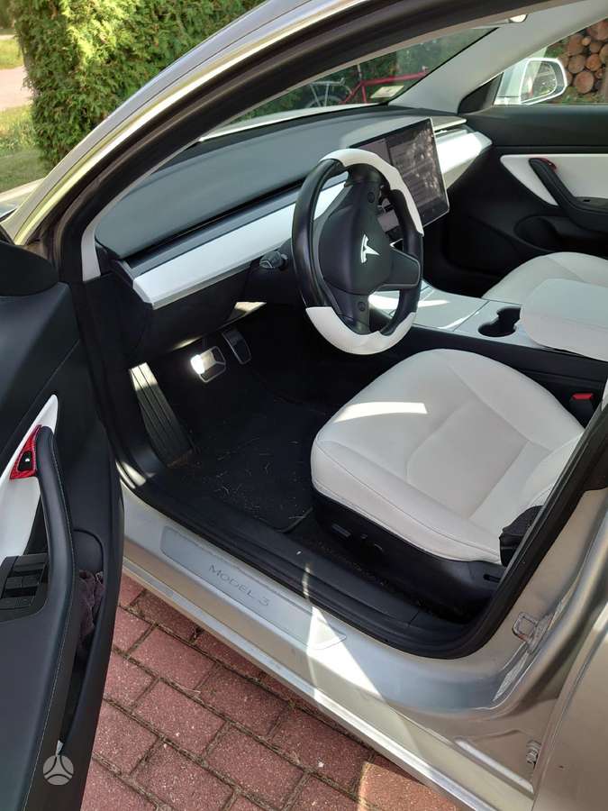 Tesla Model 3, sedanas