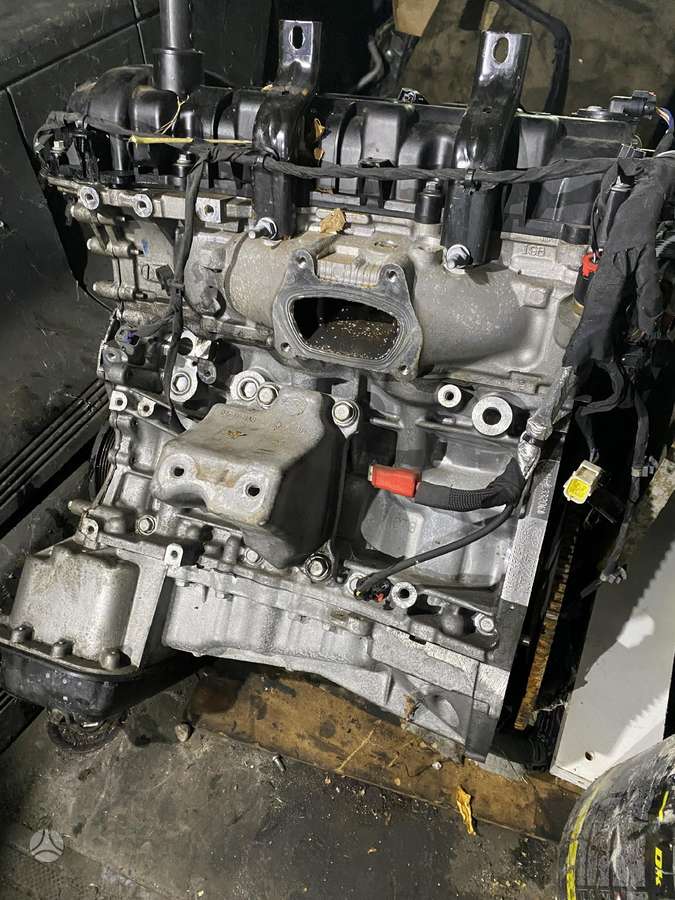 Dodge Challenger variklio detalės