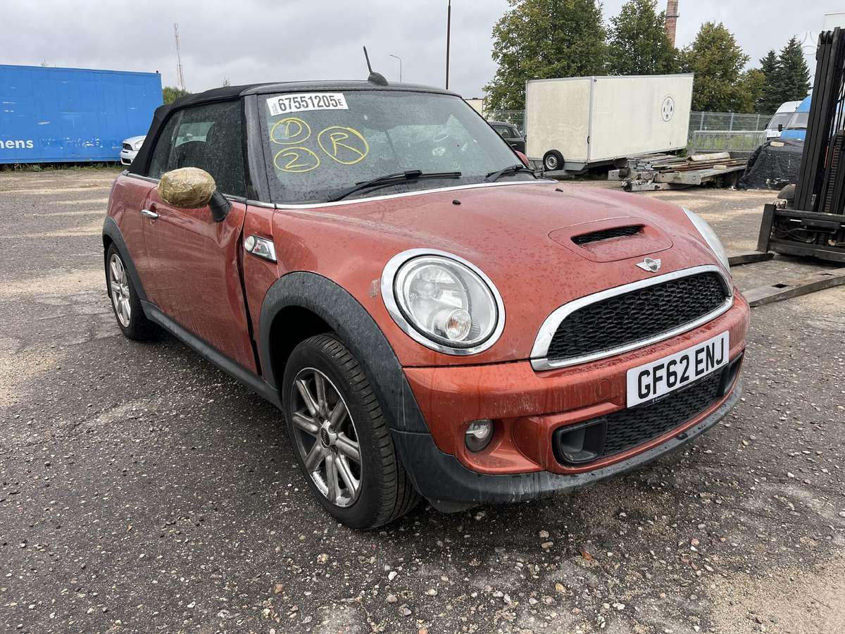Mini Cooper dalimis. Dalimis