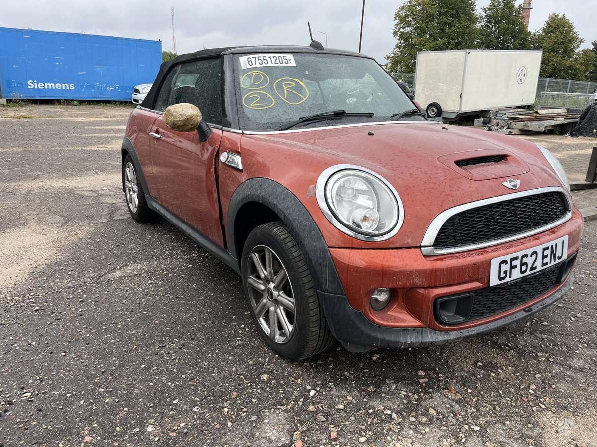 Mini Cooper dalimis. Dalimis