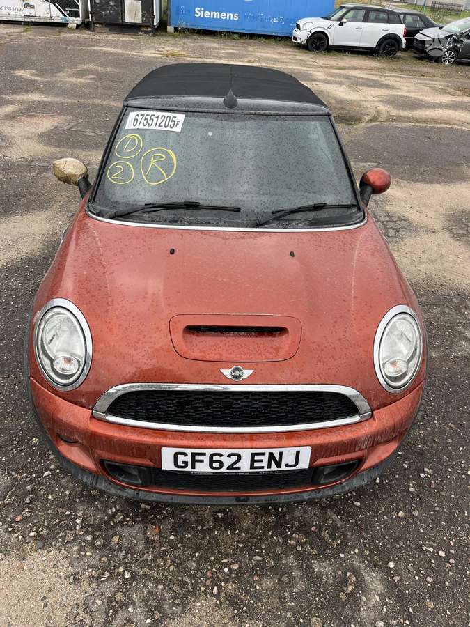 Mini Cooper dalimis. Dalimis