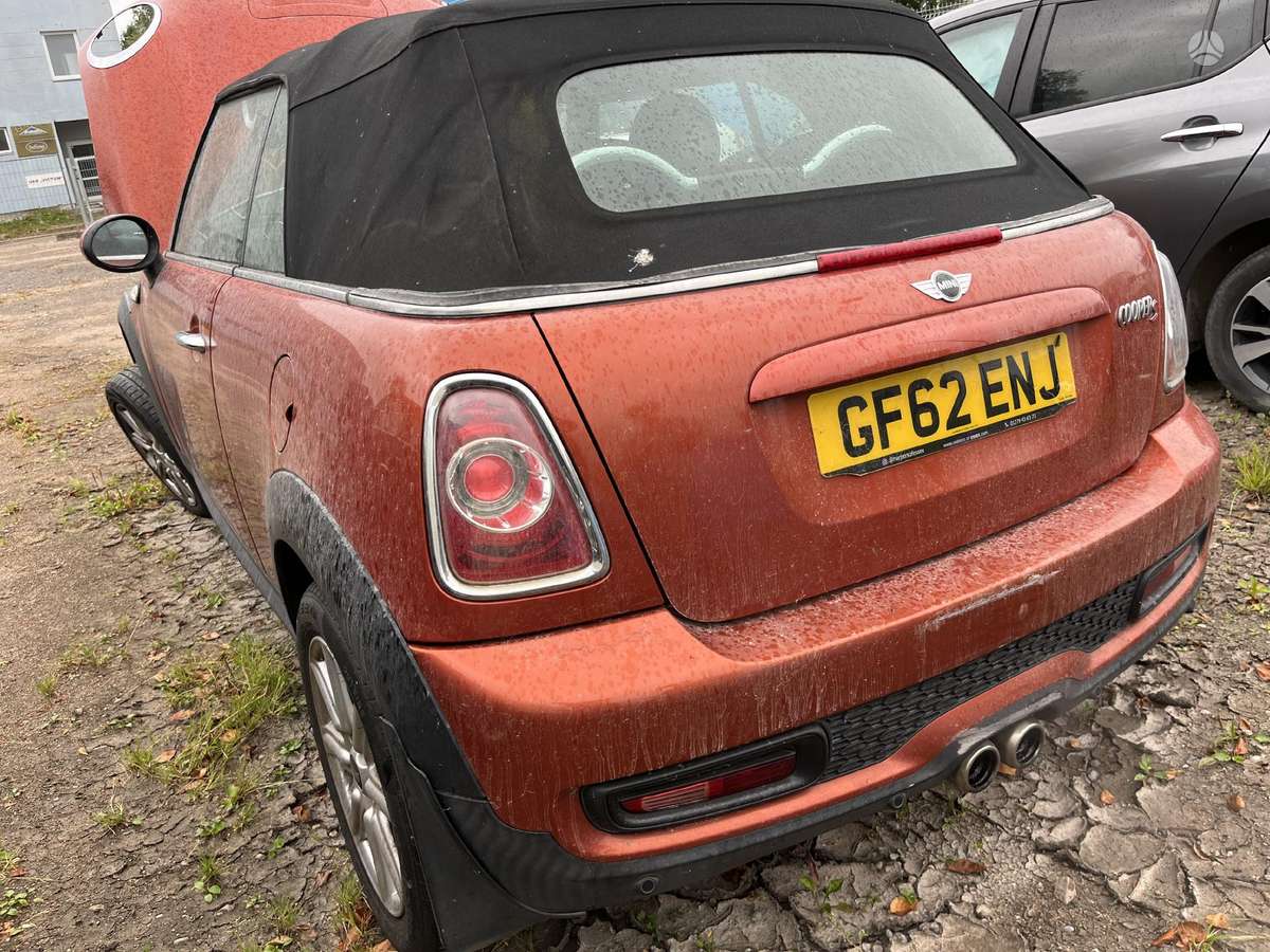 Mini Cooper dalimis. Dalimis