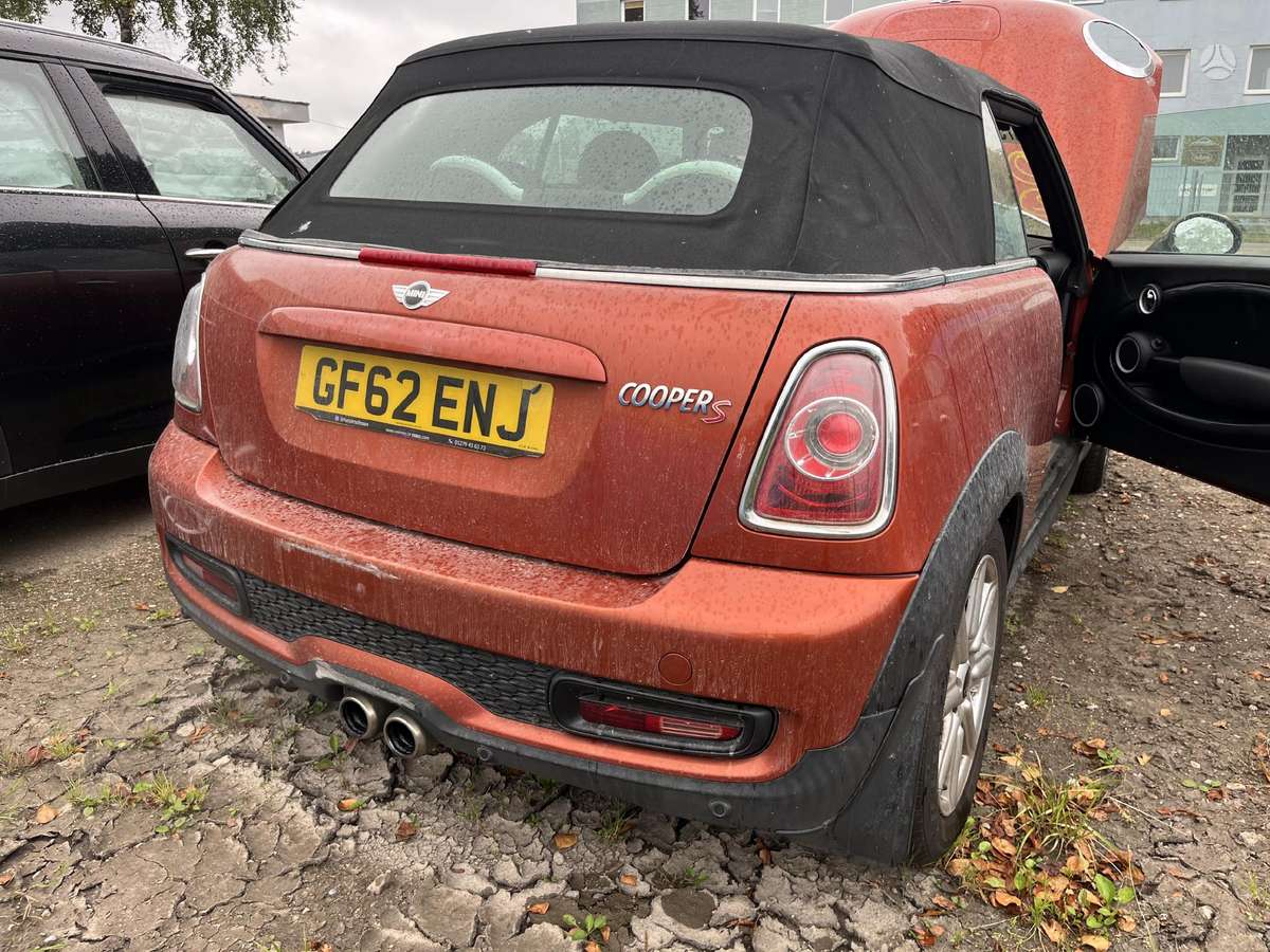 Mini Cooper dalimis. Dalimis