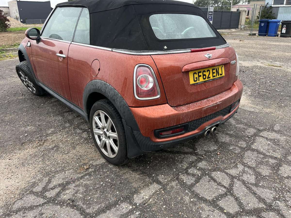 Mini Cooper dalimis. Dalimis
