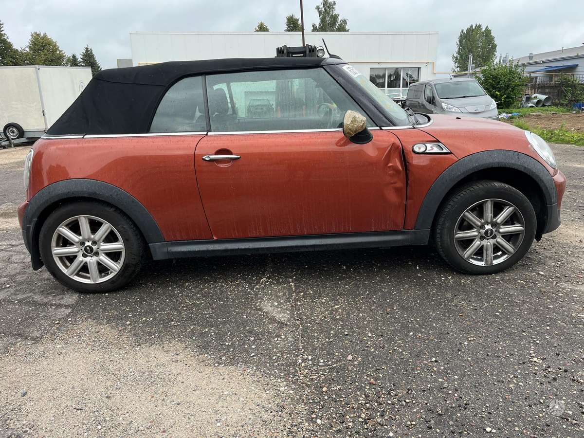 Mini Cooper dalimis. Dalimis