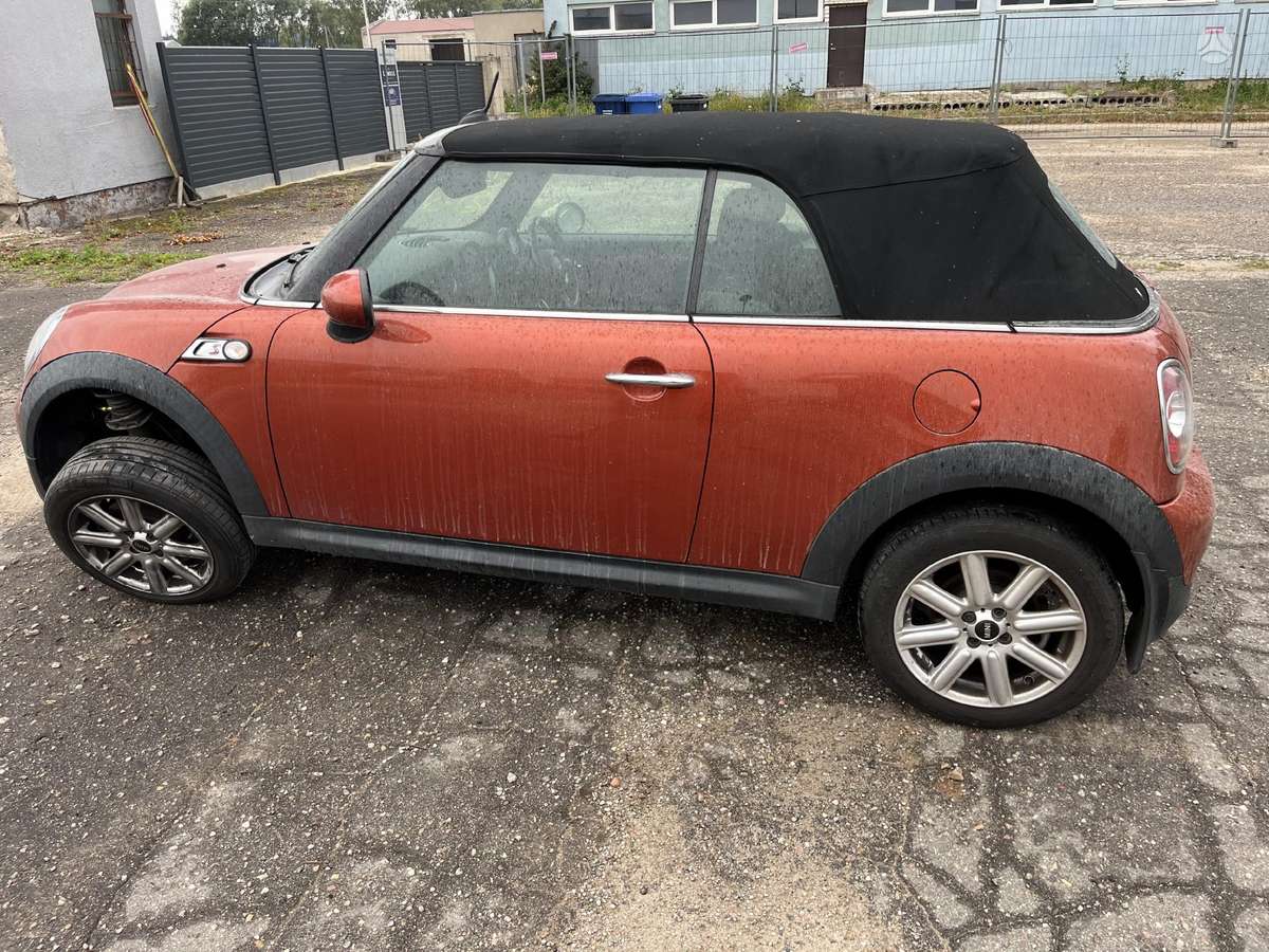 Mini Cooper dalimis. Dalimis