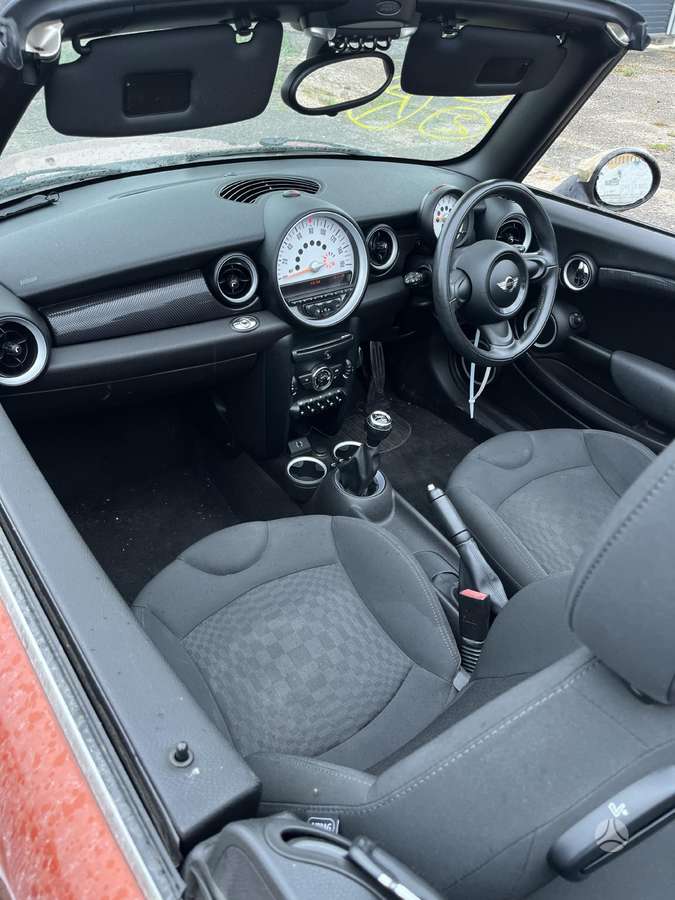 Mini Cooper dalimis. Dalimis