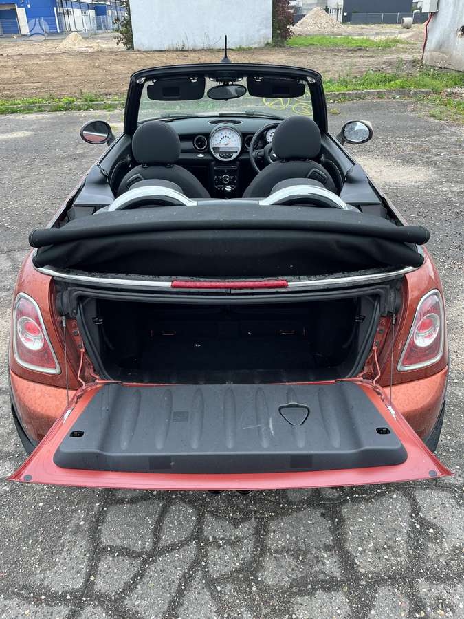 Mini Cooper dalimis. Dalimis