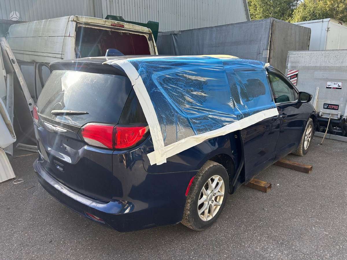 Chrysler Pacifica dalimis. Dalimis