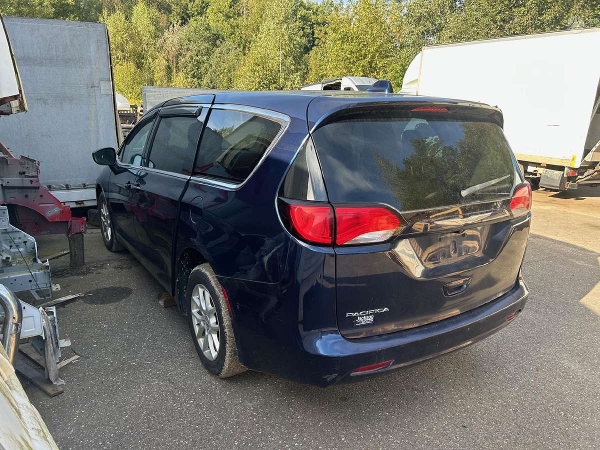 Chrysler Pacifica dalimis. Dalimis