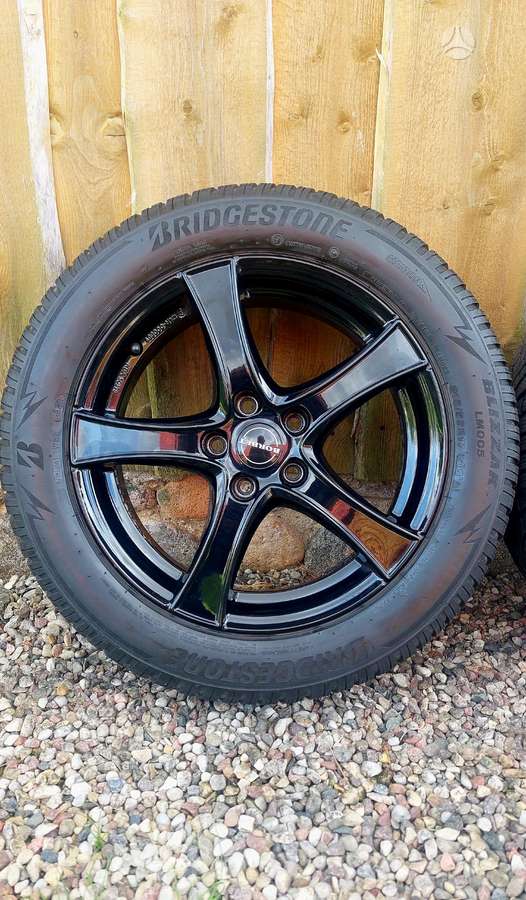 Bridgestone Blizzak LM005, winter 215/55 R17