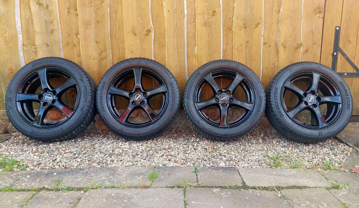 Bridgestone Blizzak LM005, winter 215/55 R17
