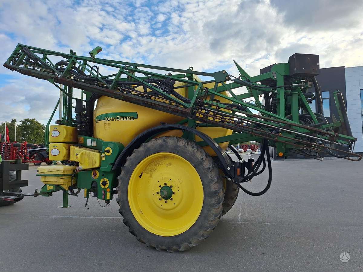 John Deere 840, sprayers