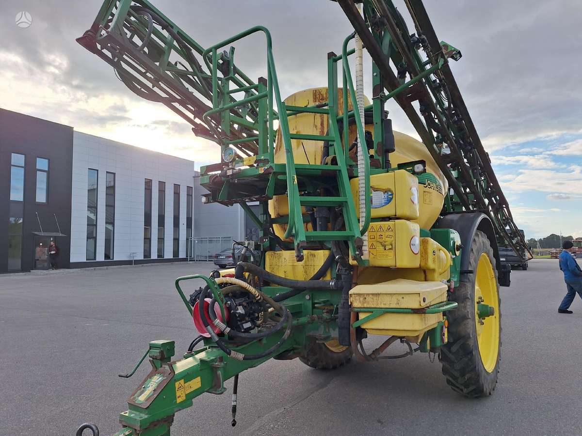 John Deere 840, sprayers