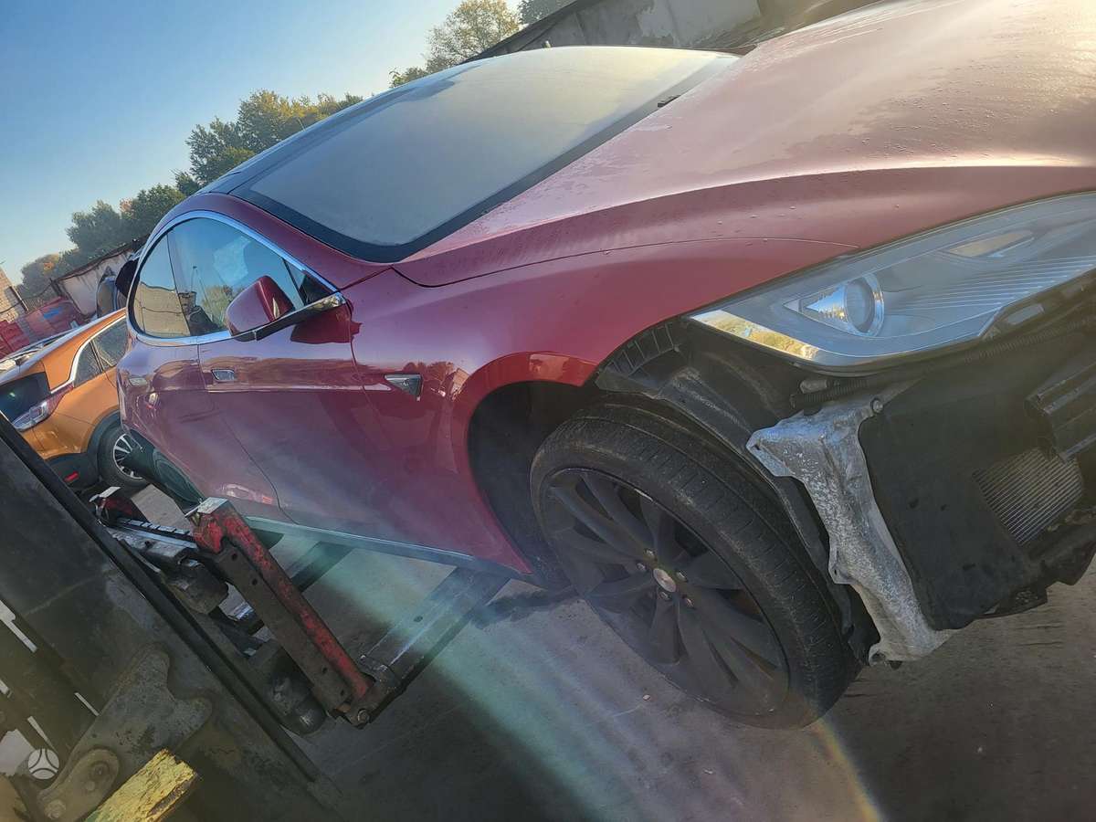Tesla Model S по частям