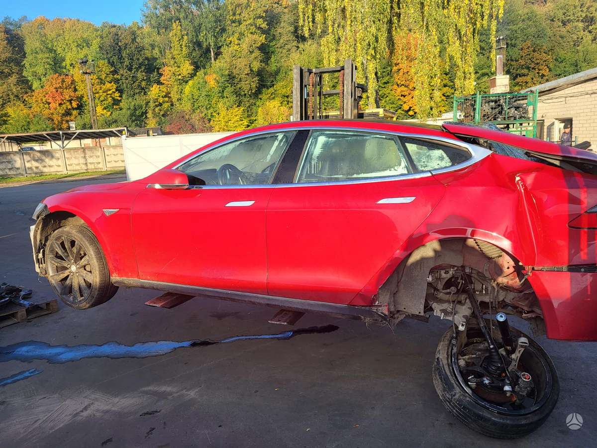 Tesla Model S по частям
