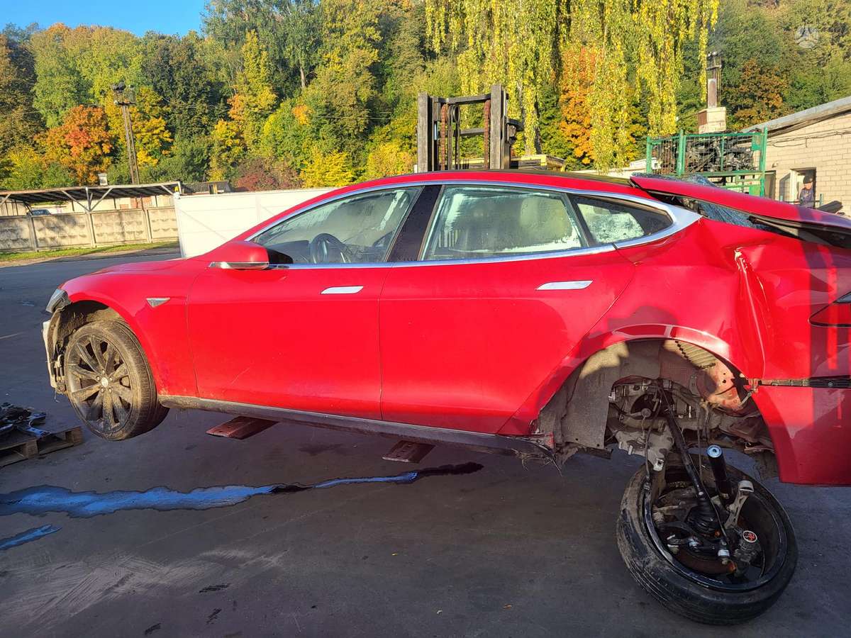 Tesla Model S rezerves daļās