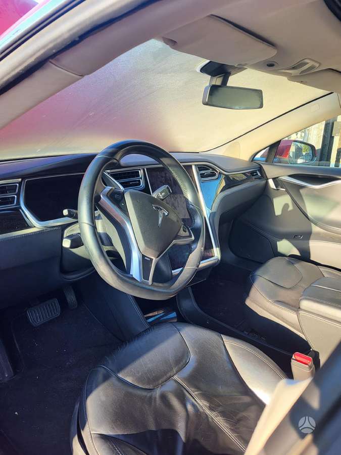 Tesla Model S dalimis