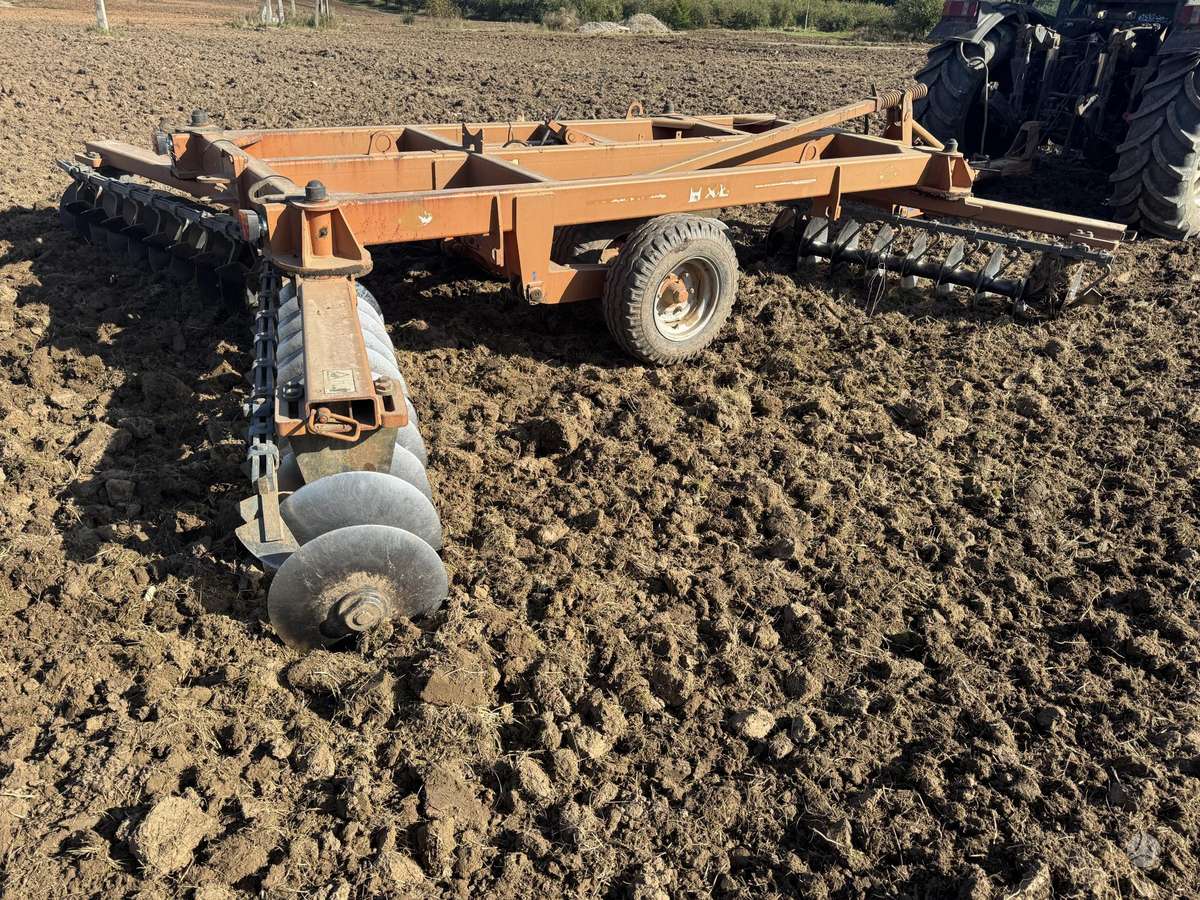 Kuhn 400, scrapers, scrubbers