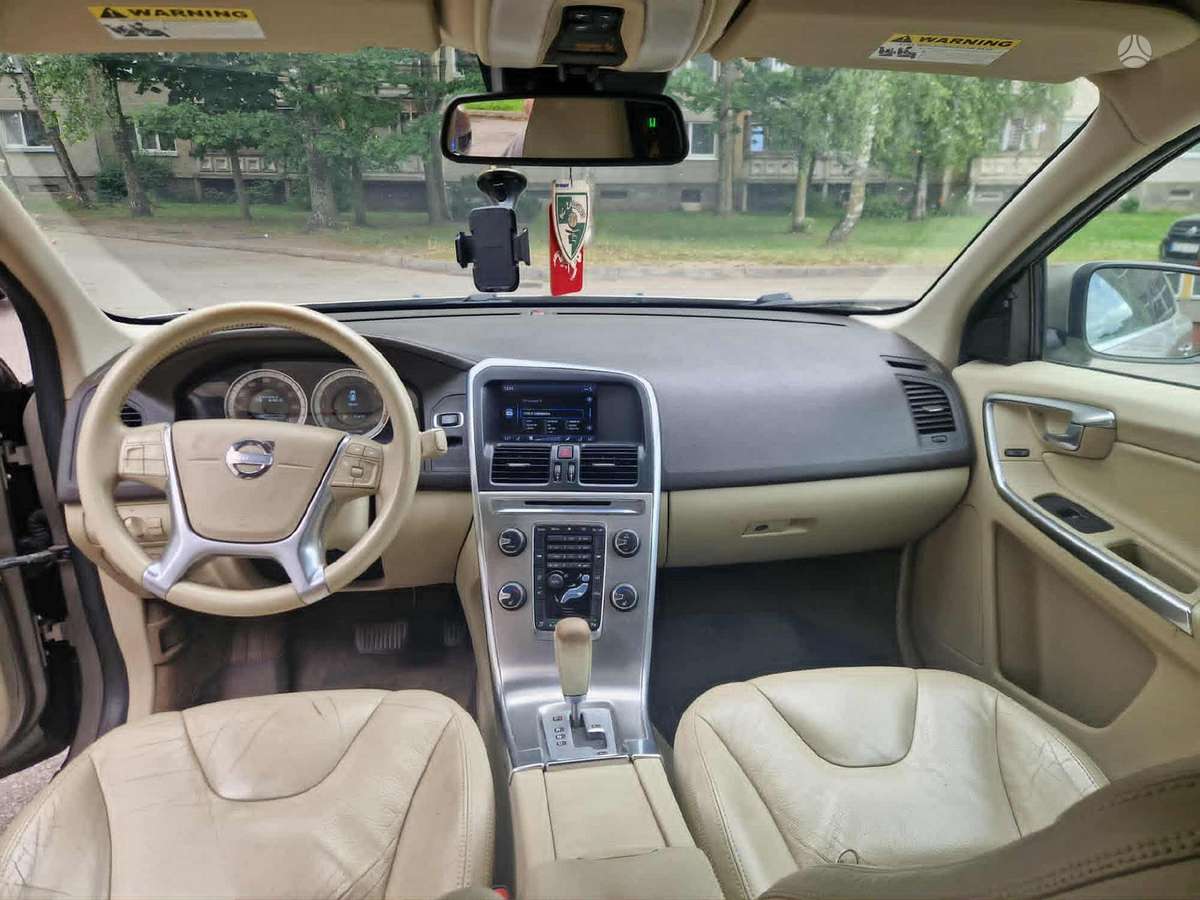 Volvo XC60, 3.2 l., off-road / crossover